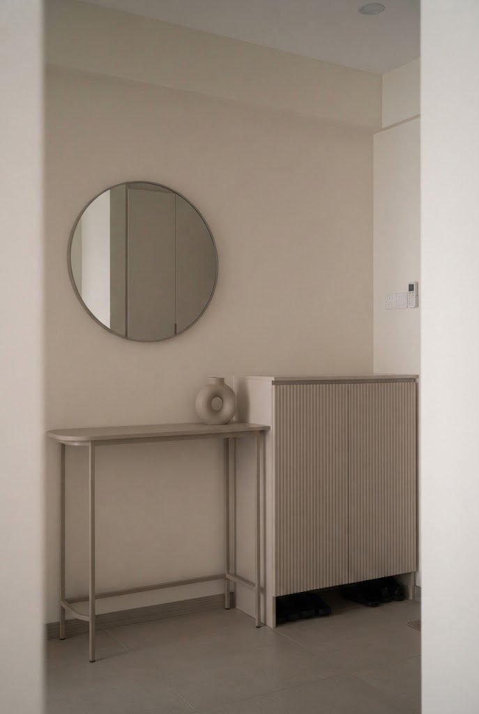 Furnished entrance foyer